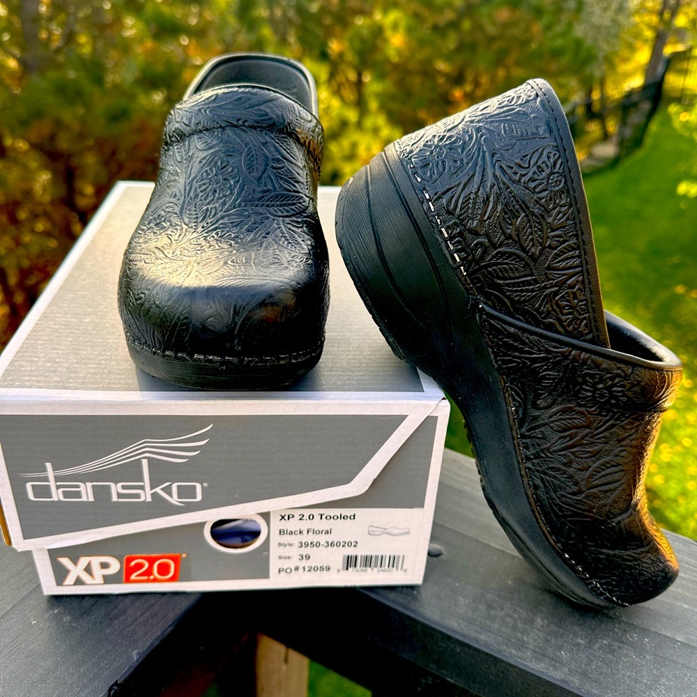 Dansko XP 2.0 Leather Clogs- LIKE NEW
